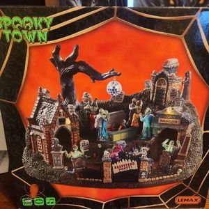 Lemax Spooky Town 2019 Graveyard Party-used
